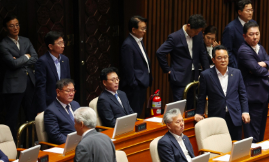 韩国国会同意逮捕李在明，他们集体辞职！国会上演票决对抗
