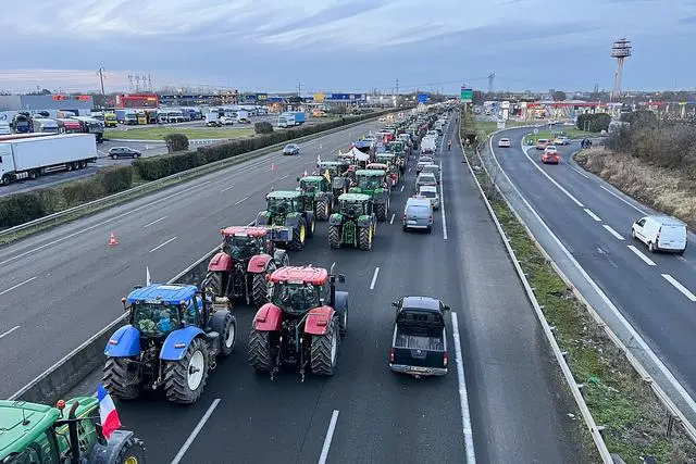 一边下令约束警察，一边明确划出红线！法国政府谨慎应对“巴黎围